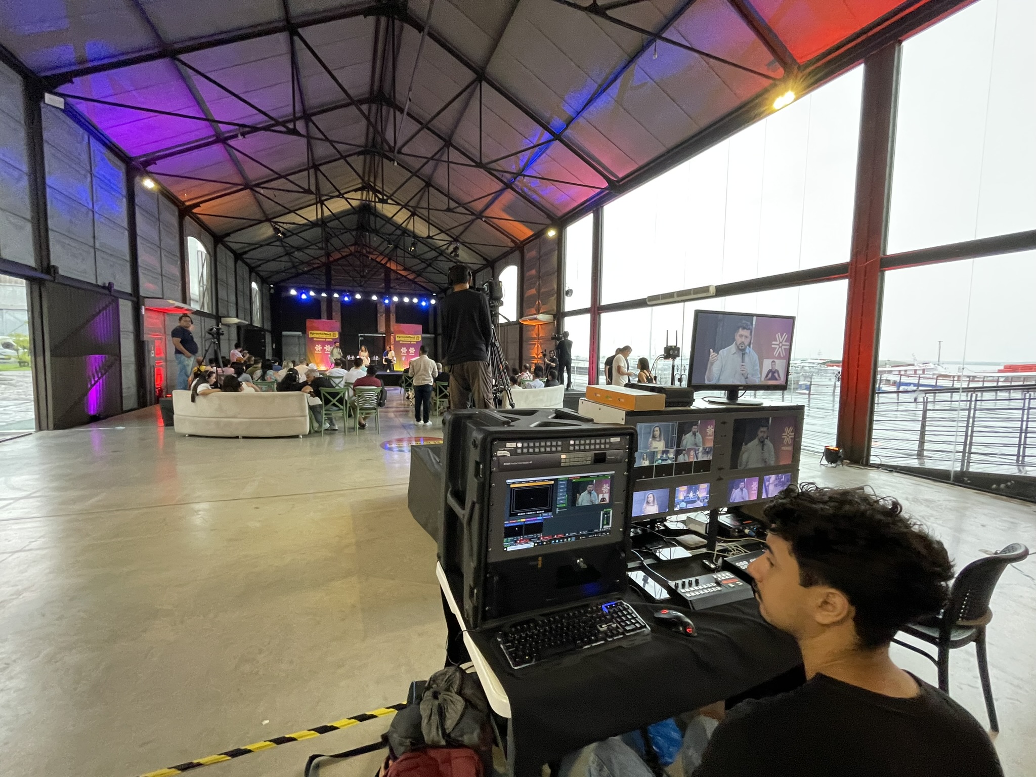 Central técnica da Lira Broadcasting operando evento ao vivo