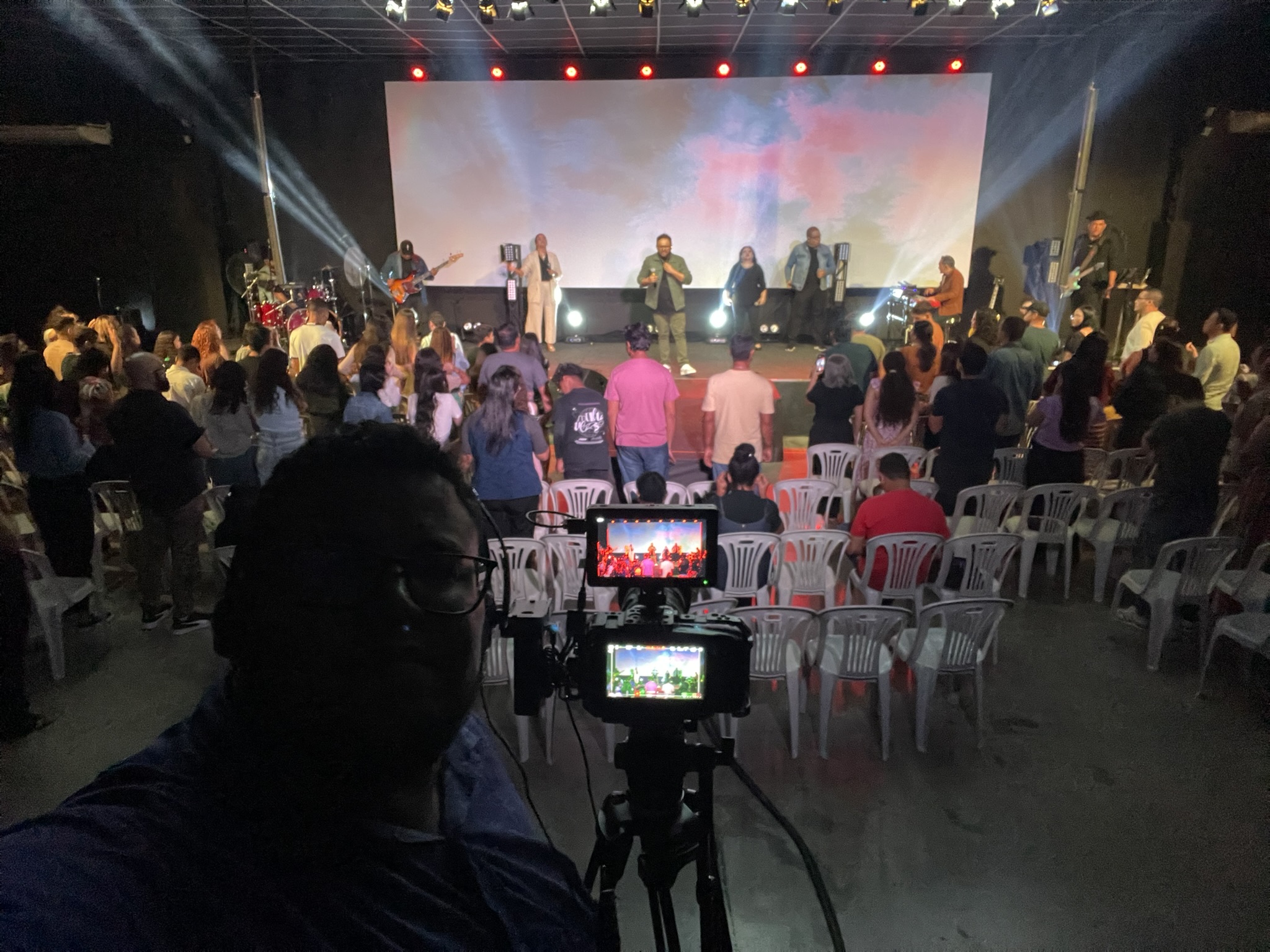 Show com palco, iluminação e captação
